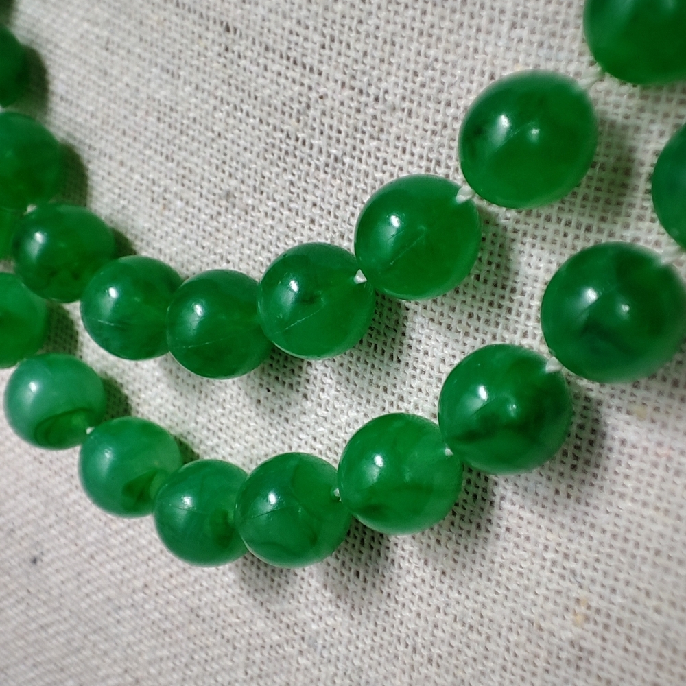 Kelly Green Hong Kong Plastic Bead Necklace Light Weight Vintage Jade Color - Picture 3 of 10
